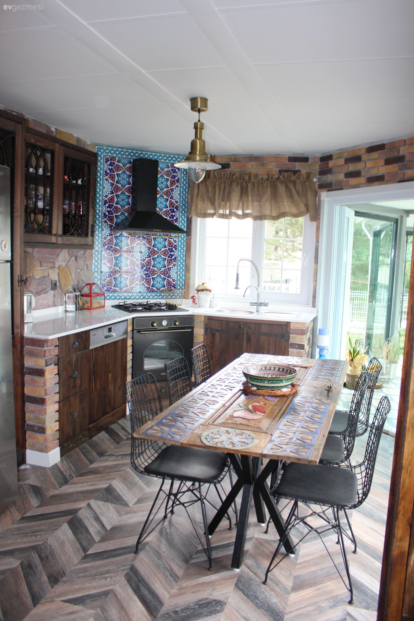 Mutfak, Mutfak masası, Metal sandalye, Ahşap mutfak, Rustik mutfak, Mutfak zemin seramikleri