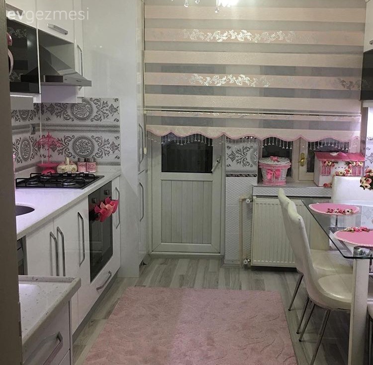 Selda hanımın yenilenen mutfağı şimdi hem tatlı, hem de kullanışlı..