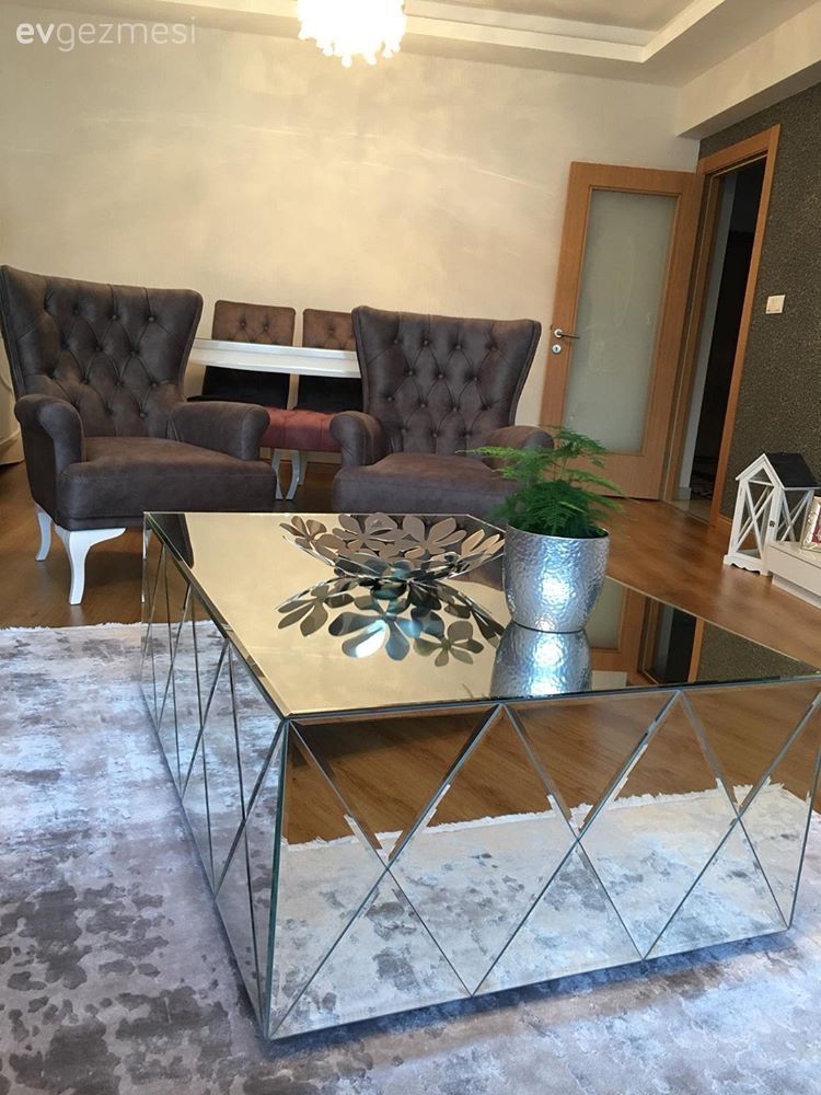 Işıltıların şıklık kattığı, tablo gibi seyretmelik değil, keyifle yaşamalık bir ev. Pelin hanımın dekoru..