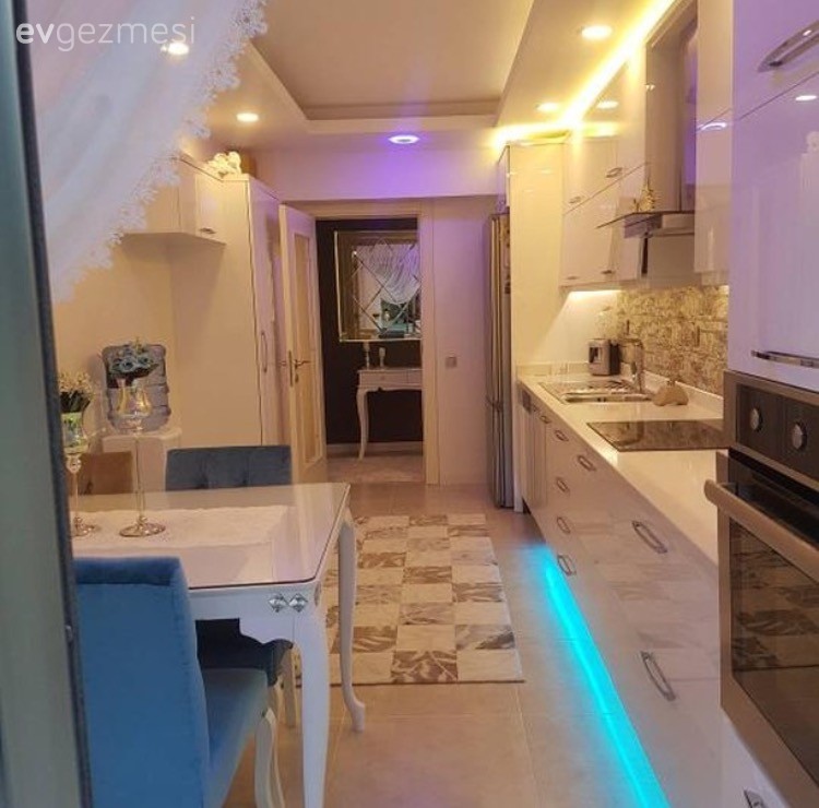 Beyaz mutfak, Halı, Modern mutfak, Mutfak, Mutfak masası, Tezgah arası seramik