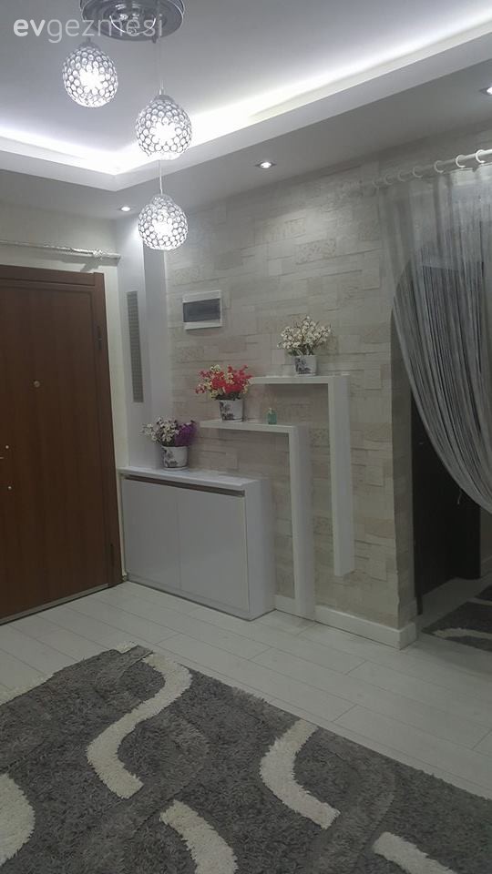 Antre, Duvar dekorasyonu, Hol