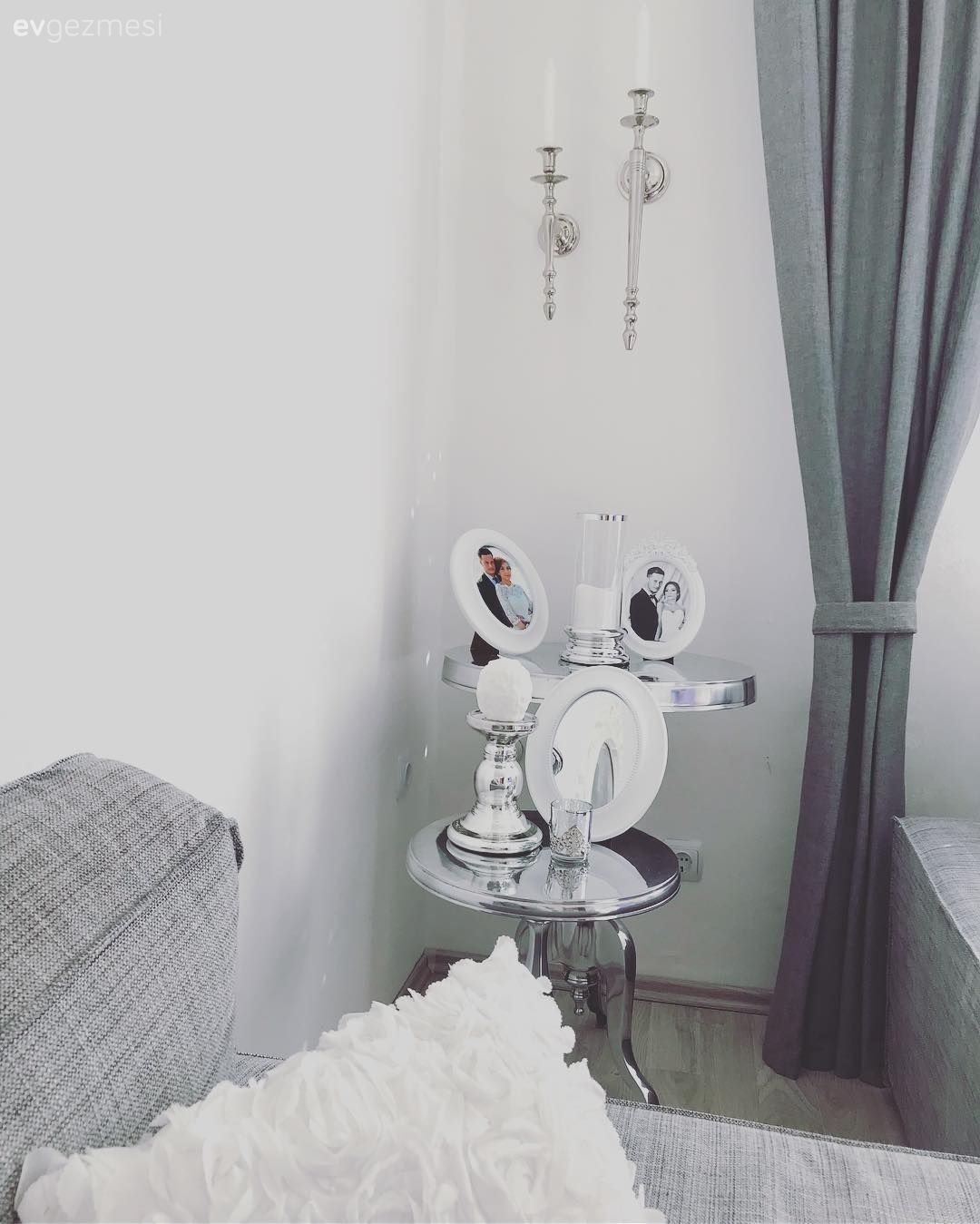 Gri, beyaz uyumuna gümüş detaylar ve aynaların göz alıcı hissi..