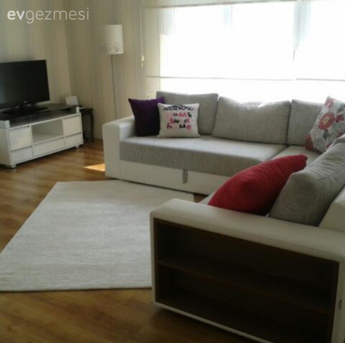 Gri ve beyaz tonlarına, kırmızı vurgusuyla konforlu bir dekor..