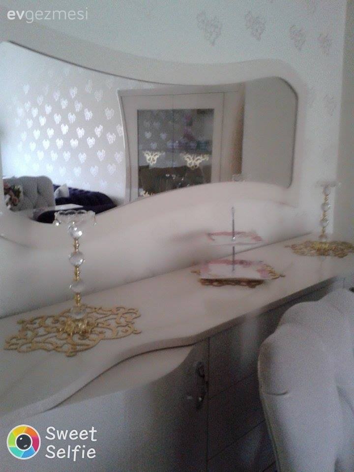 Elif hanımın klasik stilde, şık salon dekoru.