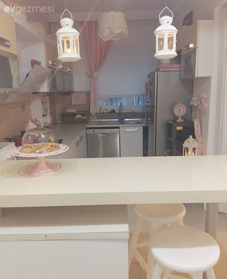 Koyu renklerden, Akdeniz esintilere: Eda hanımın evinden yeni kareler.