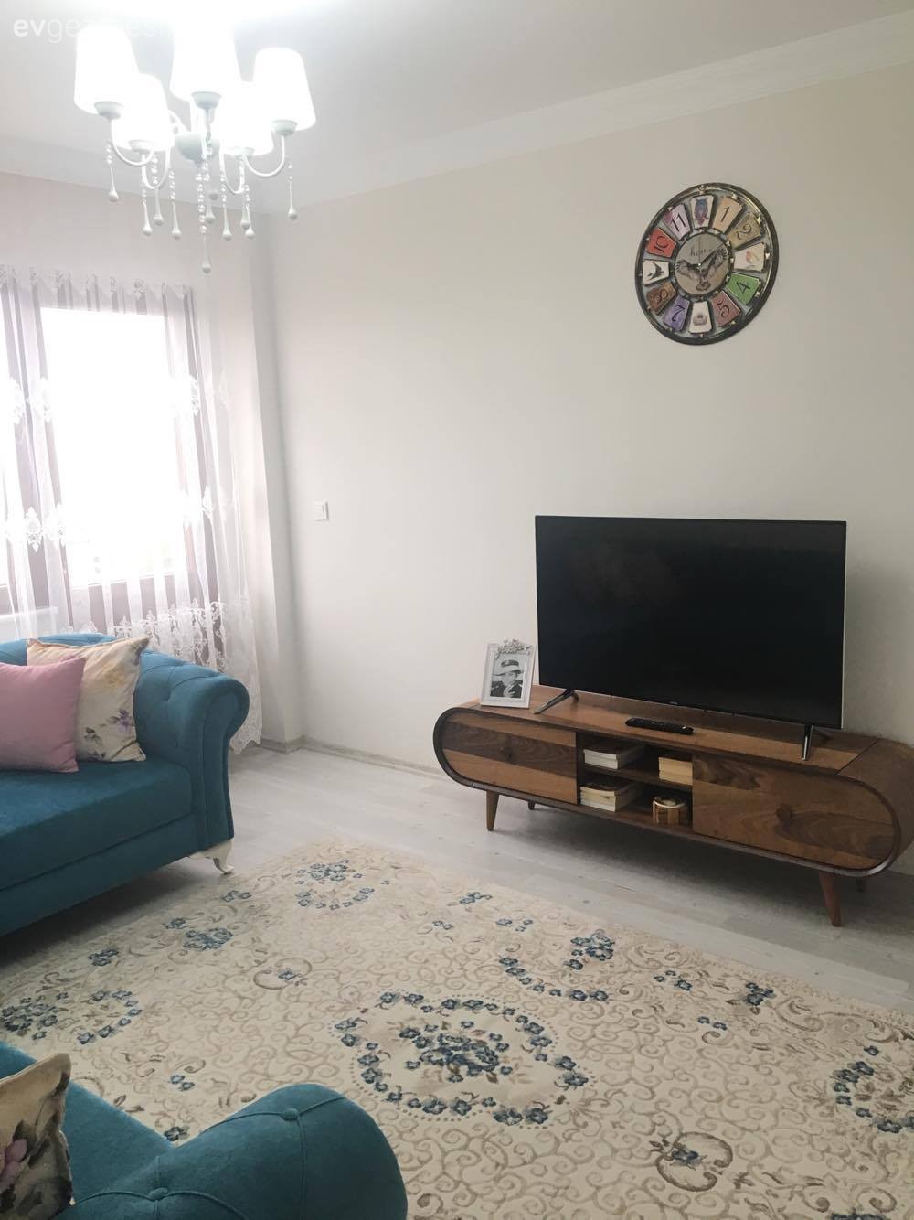 Ahşap Mobilya, Halı, Köşe koltuk, Mavi, Oturma Odası, Duvar saati, Tv ünitesi