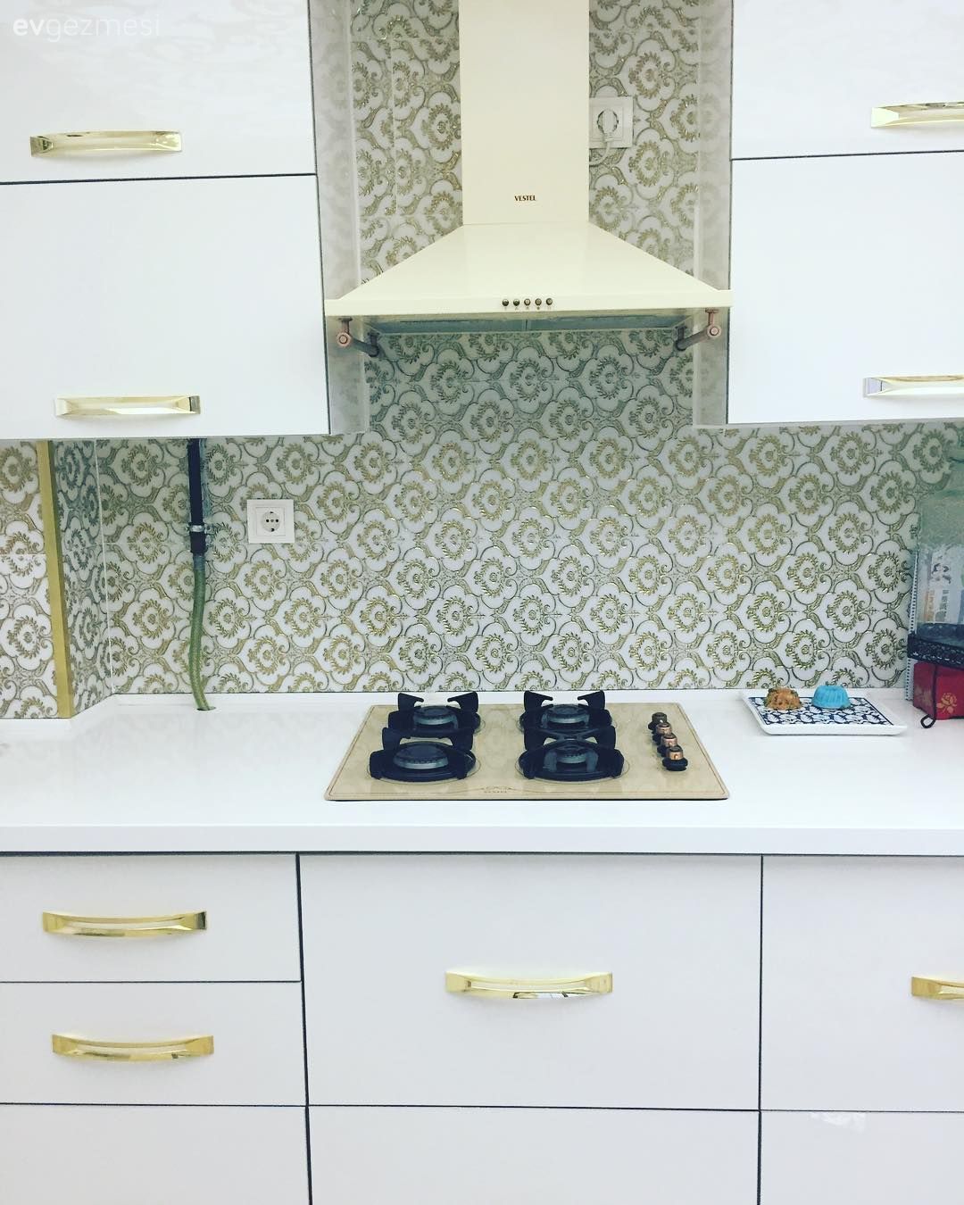 Altın detaylar ile gösterişli ve şık bir mutfak dekoru..