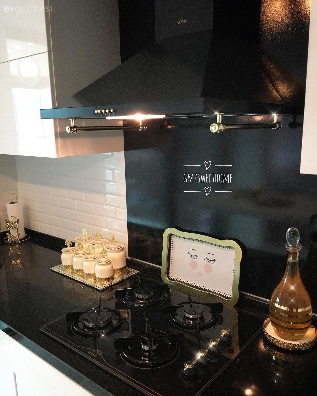 Bu Evde Siyahın Sofistike Tavrı Altın Yansımalarla Taçlandırılmış!