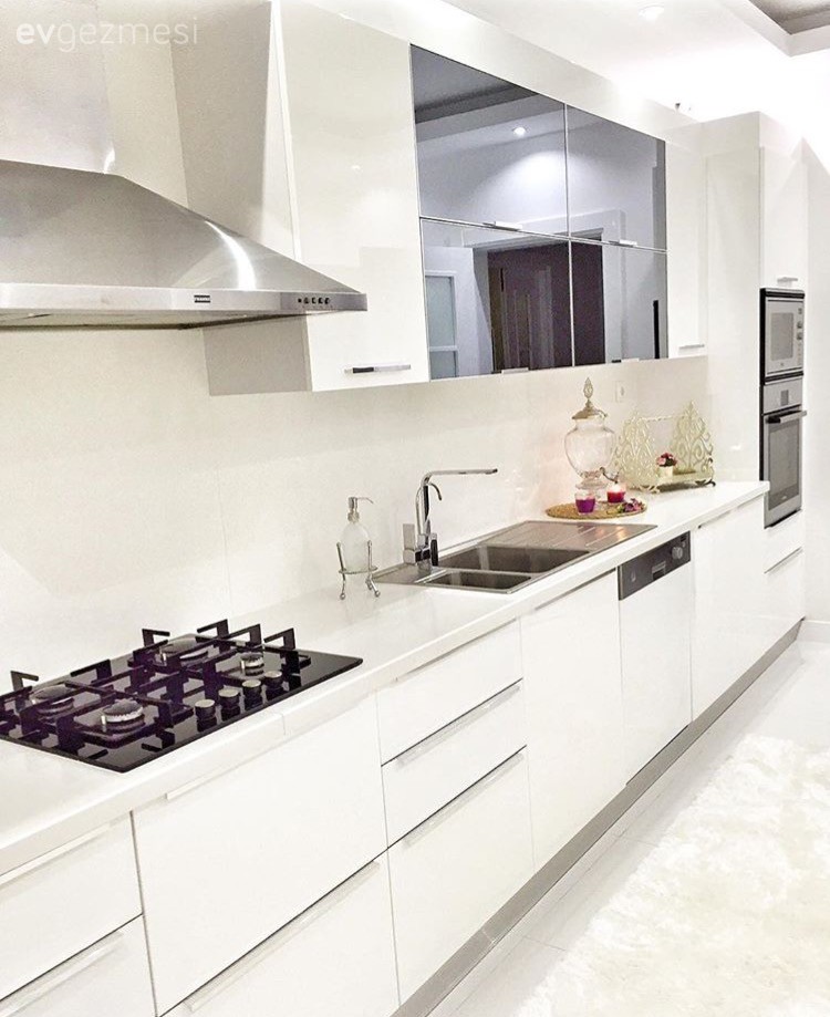 Beyazın büyüsünde, iddialı ve şık bir ev..