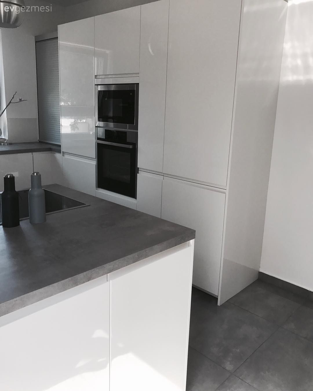 Bu evin modern çizgisi sıcak renkler ve doğal malzemelerle tamamlanmış.