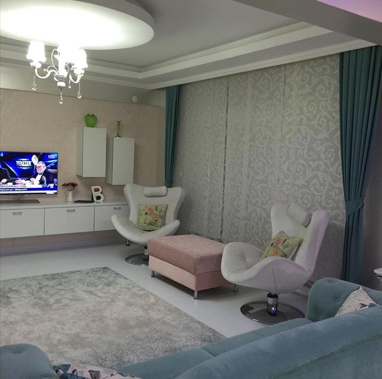 Mehtap hanımın sıcak renklerle keyifli bir atmosfere bürünen evi..