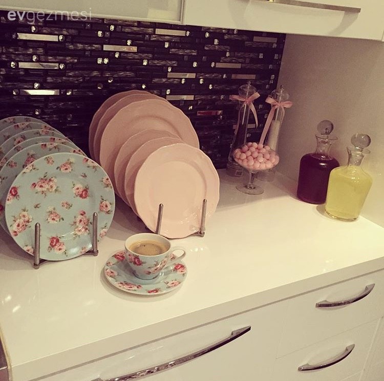 Öznür hanımın detaylarda gösterişli bir havaya bürünen şık evi..