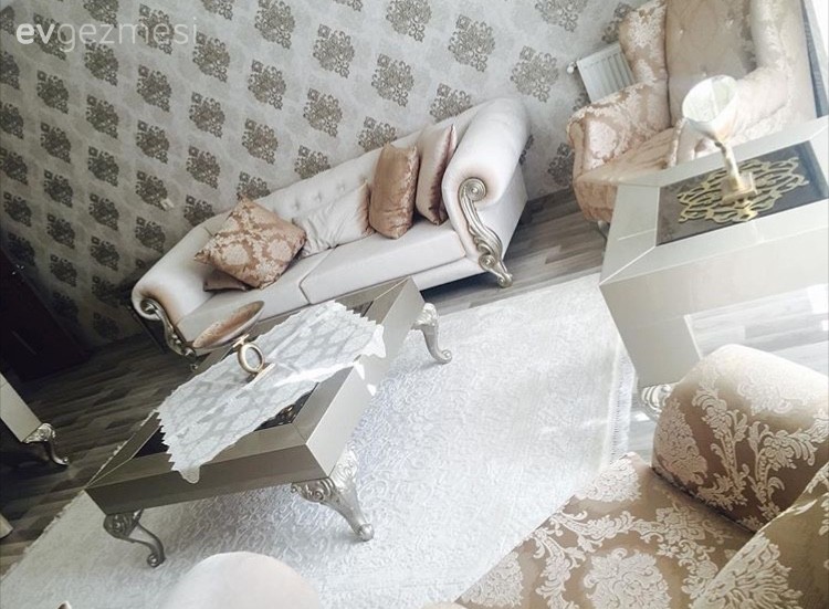 Hatice hanımın klasik mobilyalar ve altın vurgusuyla gösterişli evi..