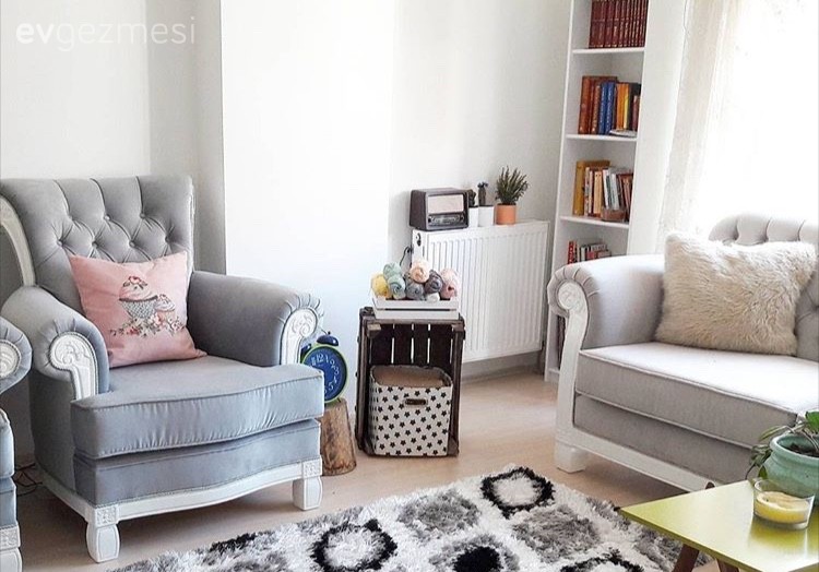 Hatice hanımın sade ve zarif bir görünüme bürünen eski koltukları..