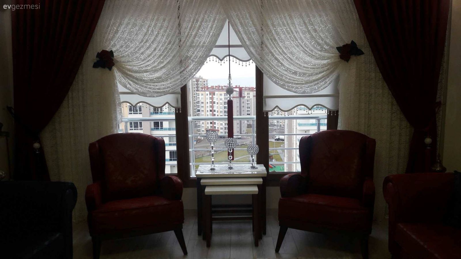 Her odasında kırmızı. Billur hanımın sıcacık evi.