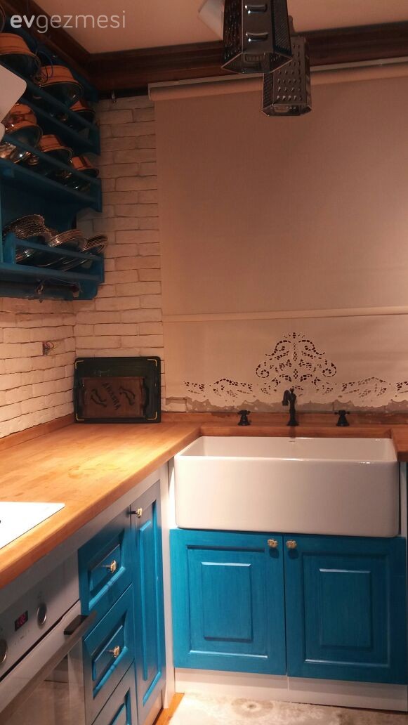 Özlem hanım ve eşinin emekleri ile restore ettikleri aile yadigarı evleri..