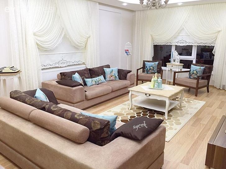 Ayşe hanımın bol dekoratif aksesuarla şekillenen cıvıl cıvıl evi..