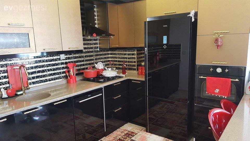 Açık, koyu pembe tonları ve altın vurgusuyla şık ve cıvıl cıvıl bir ev..