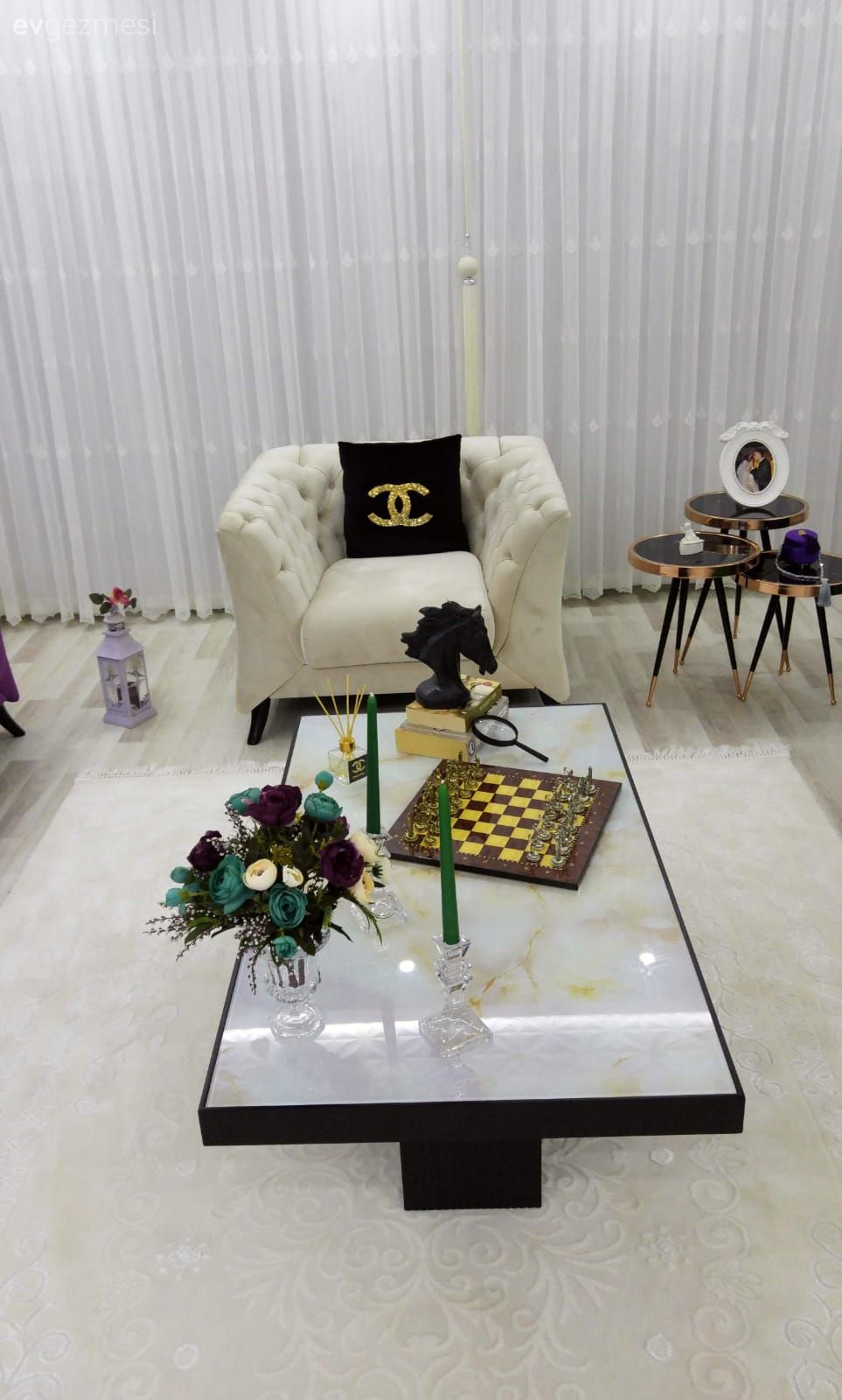 Salon, Halı, Orta sehpa, Beyaz halı, Sehpa üstü aksesuarı