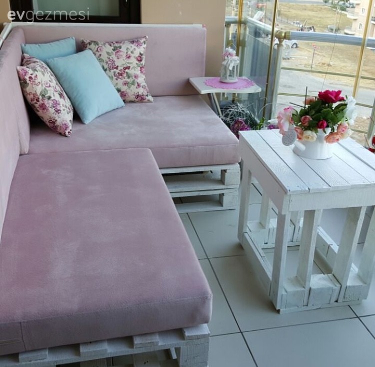 Pembenin hakimiyetinde, zarif ve tatlı bir ev..