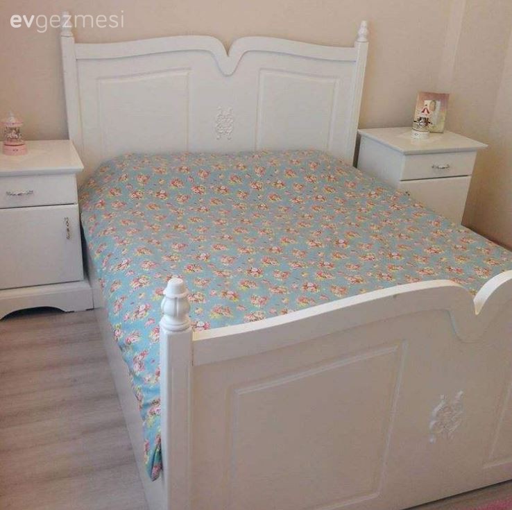 Minik ve sevimli bir evde, mor ve bej uyumu..