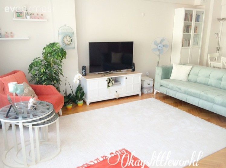 Açık tonlara sıcaklık ve hareket getiren turuncu vurgulu bir ev..