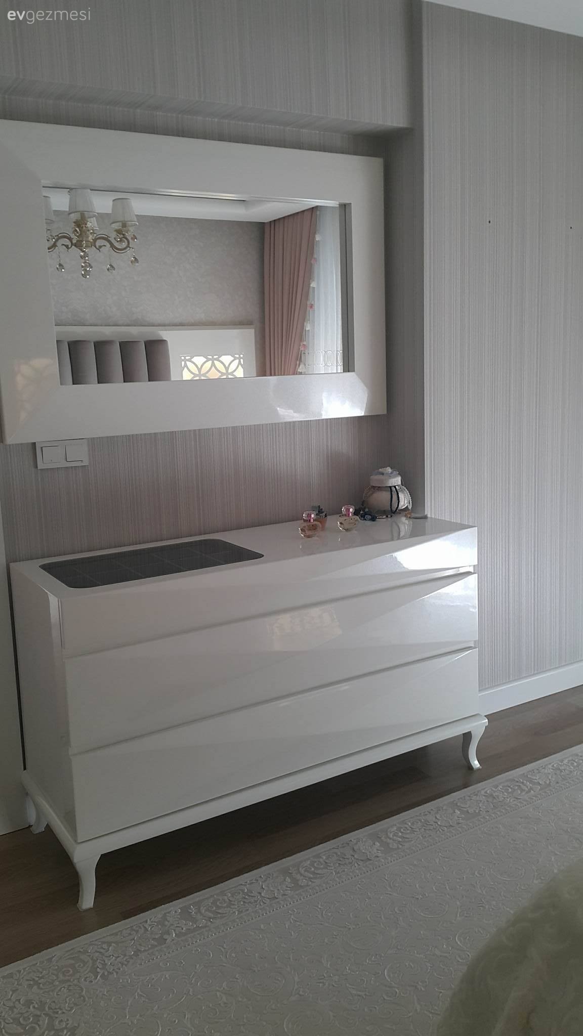 Klasik ve modern stillerden etkilenilmiş, göz alıcı bir ev