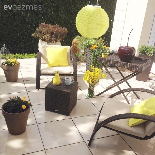 Yeşil ve çiçeklerin odakta olduğu zarif ve huzurlu bir ev