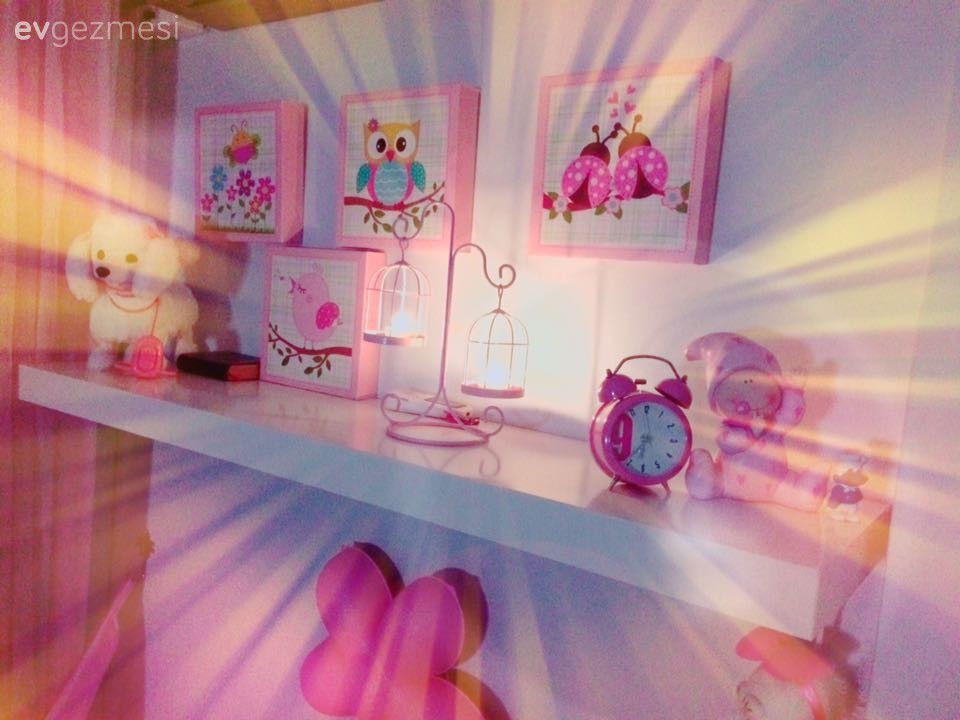 Songül hanımın pastel pembe tonları ile şekillenen tatlı evi..