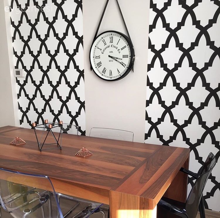 Bengü hanımın sade mobilyaları canlı renklerle tamamladığı modern evi.