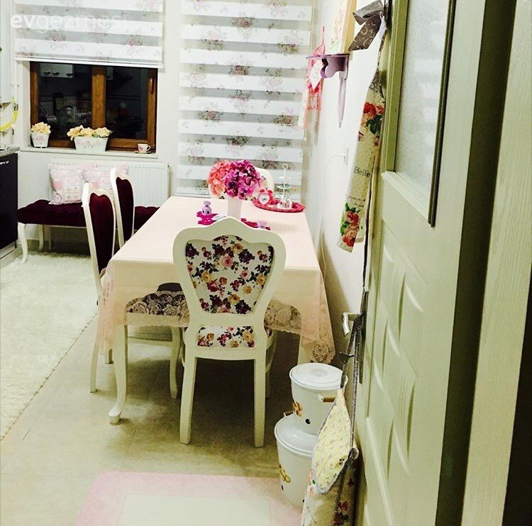 Merve hanımın renkli aksesuarlarla hareketlenen modern evi..