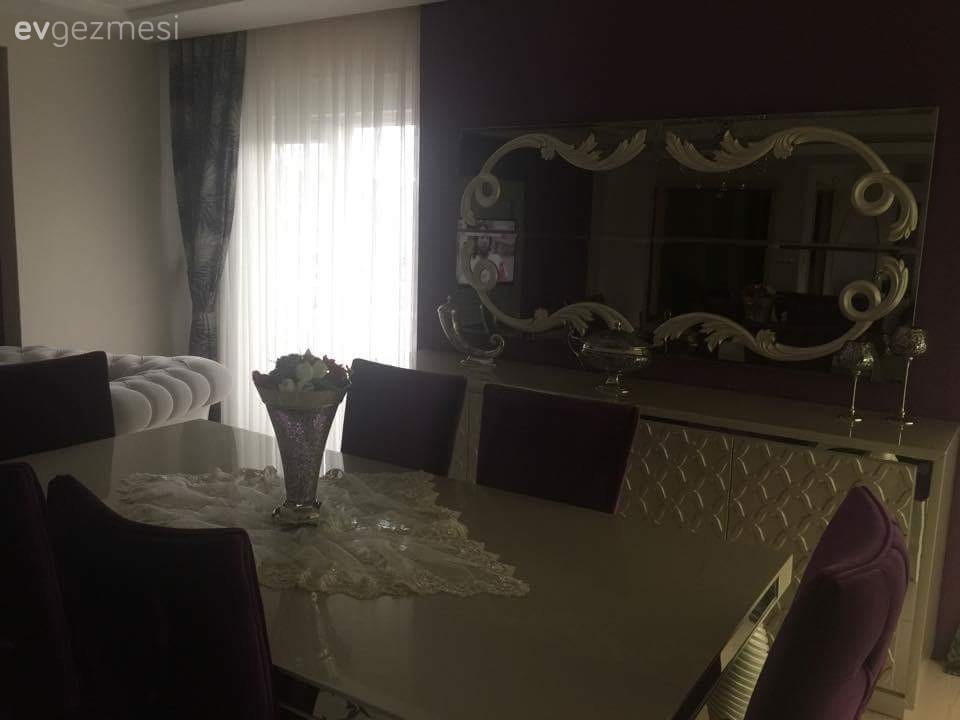 Bu evde avangart mobilyalar cesur renklerle birlikte.