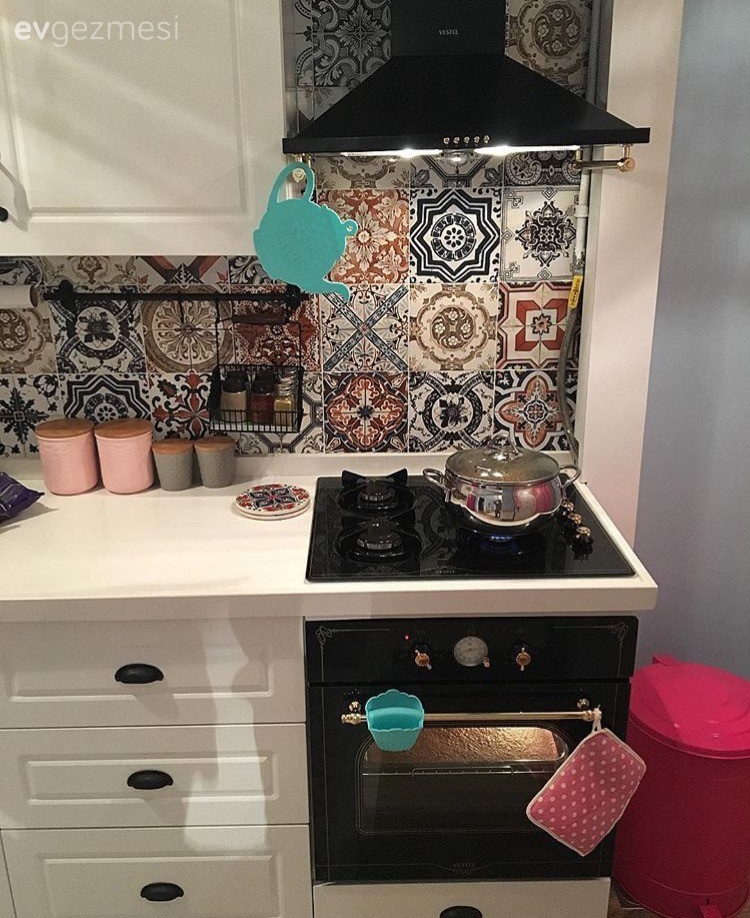 Rustik stilden etkilenilmiş, sıradanlıktan uzak, renkli bir ev..