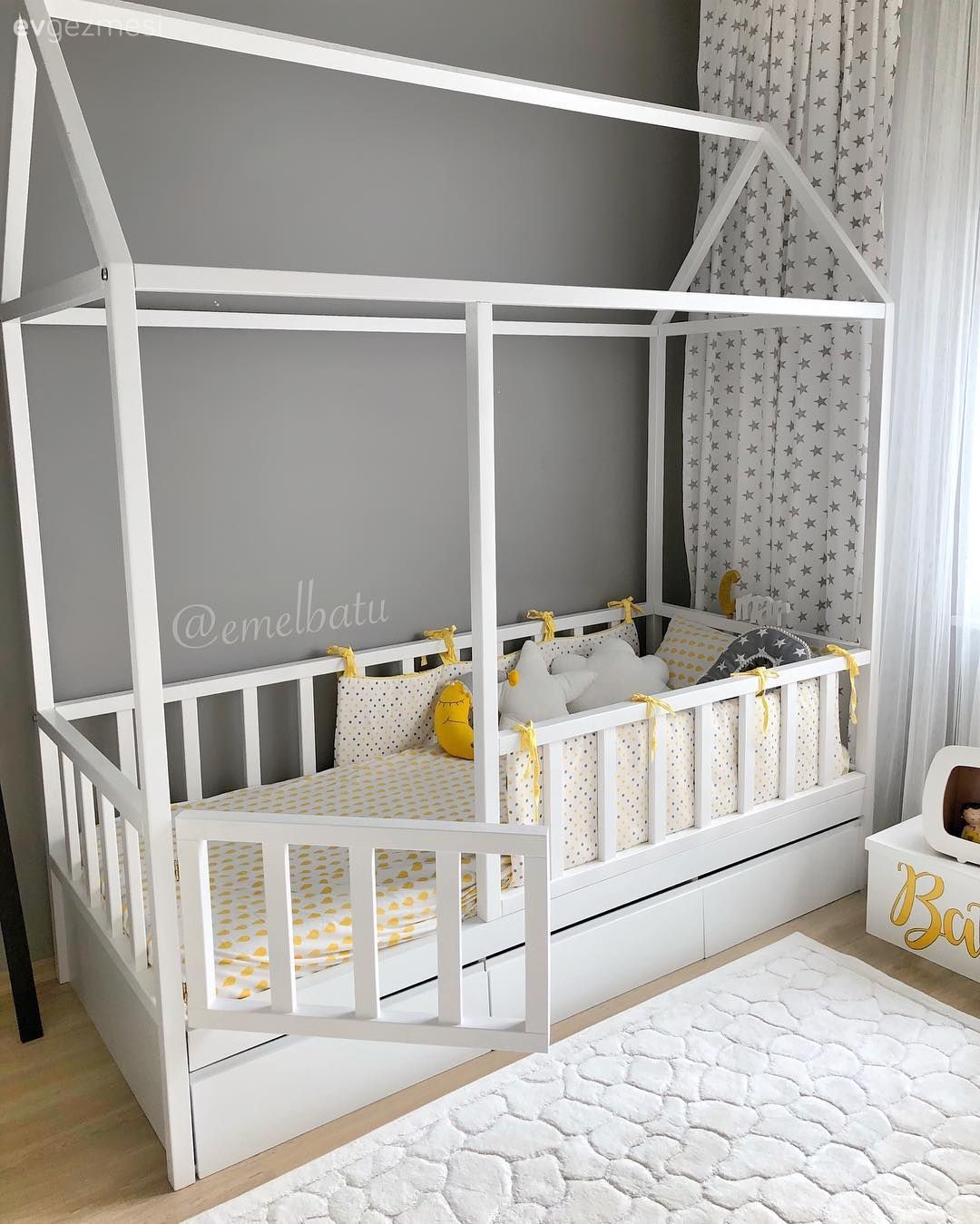 Montessori çocuk odası, Gri duvar