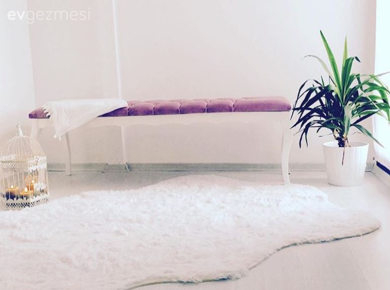 Hayriye hanımın beyazla aydınlık ve iç açıcı hava kazanan evi..