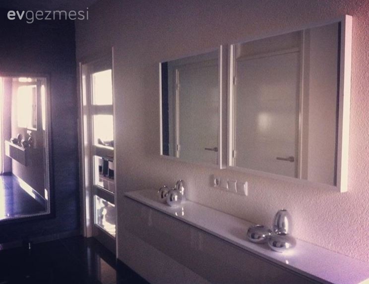 Siyah-beyaz filtrelerden çıkmış gibi, modern ve göz alıcı bir ev..