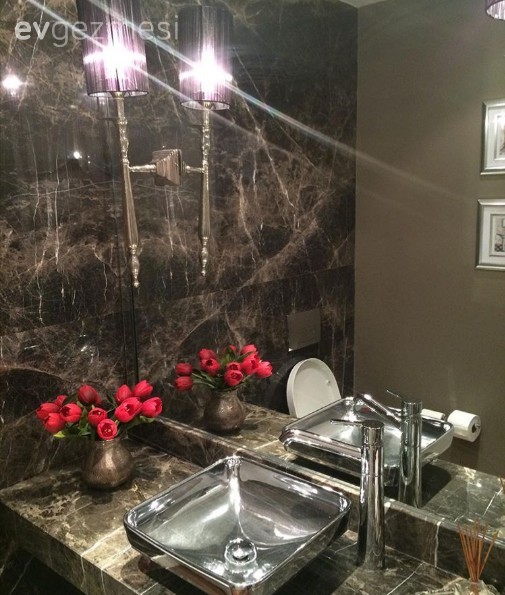 Bu evin harika manzarası bile sofistike dekorasyonunun önüne geçemiyor..