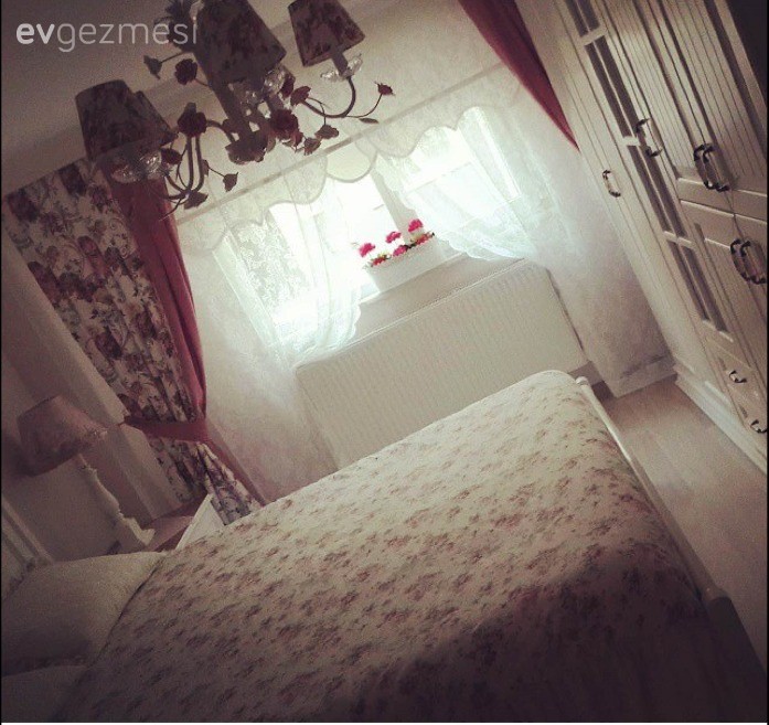 Şirin Hanım'ın pembeler ve çiçek desenler içindeki country tarzı evi