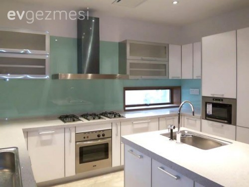 Tezgah arası cam uygulamayla hareket kazanmış 14 mutfak.