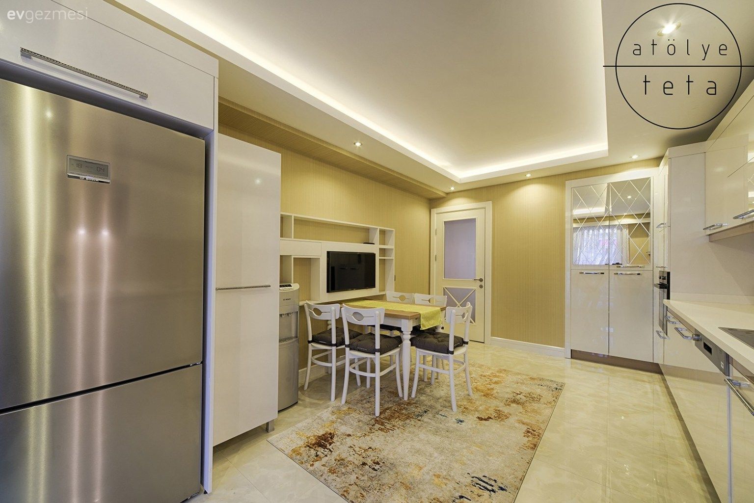 Mutfak, Modern mutfak, Ekstra mutfak dolabı, Beyaz mutfak, Mutfak masası, Altın, Halı, Mutfak halısı, Asma tavan