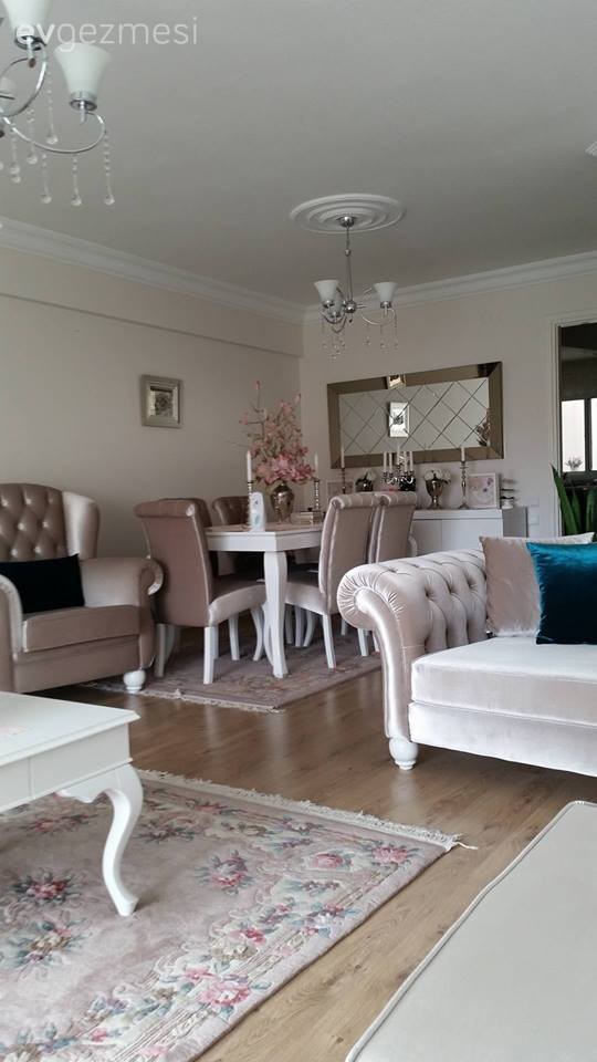 Çiğdem hanımın yumuşak bir atmosfer sahibi, klasik ve zarif evi..