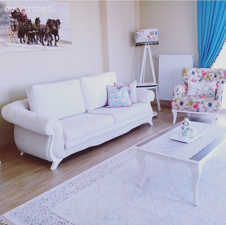 Meryem hanımın beyazı maviyle tamamladığı dingin evi..