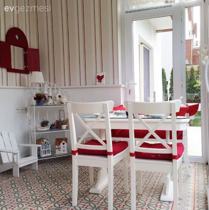 Aygün Hanım'ın Kırmızı-Beyaz Vurgulu Kış Bahçesinde Yeni Yıl Dekoru..