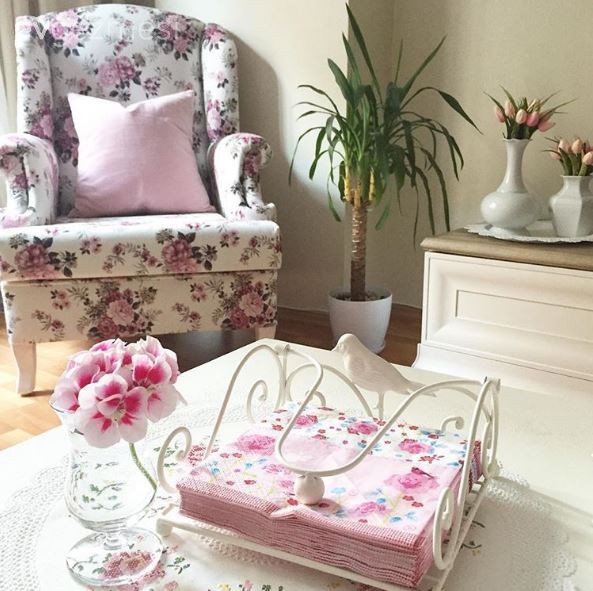 Reyhan hanımın odağında çiçeklerle, zarif ve iç açıcı evi..