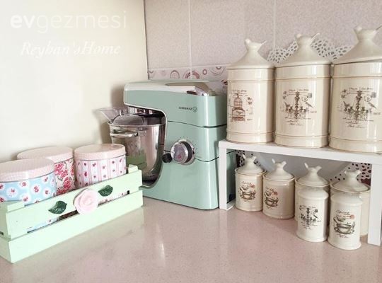 Reyhan hanımın odağında çiçeklerle, zarif ve iç açıcı evi..