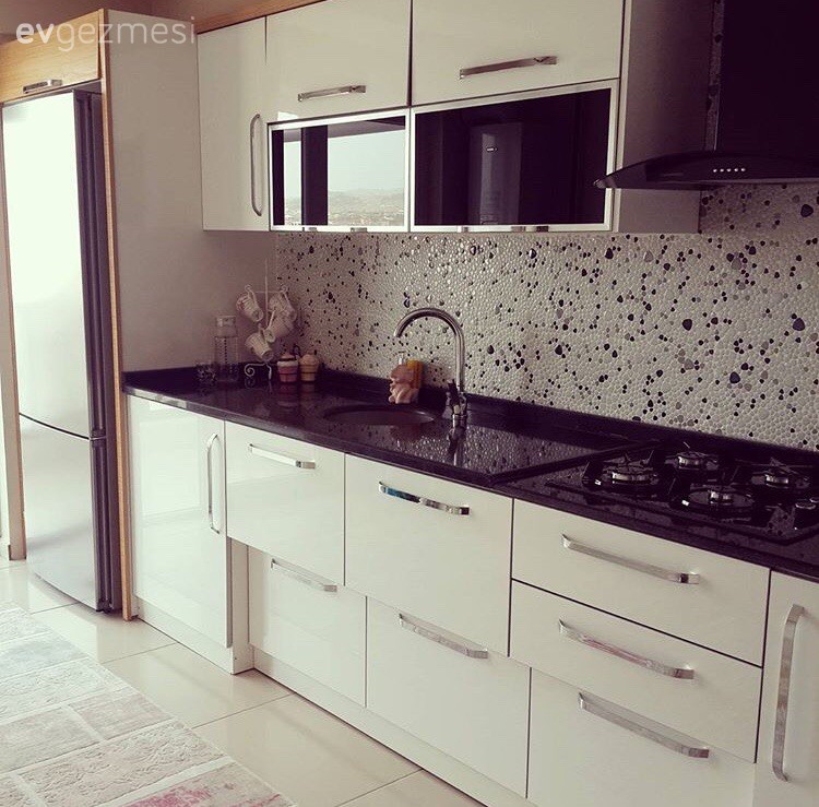 Eda hanımın desenlerle hareketlenen, dinamik evi.