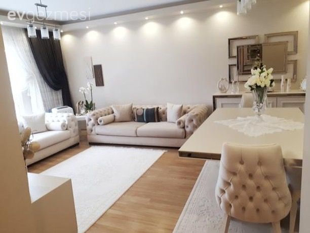 Açık renkler ile hafif, aynalar ile göz alıcı. Keyifli ve şık bir ev..