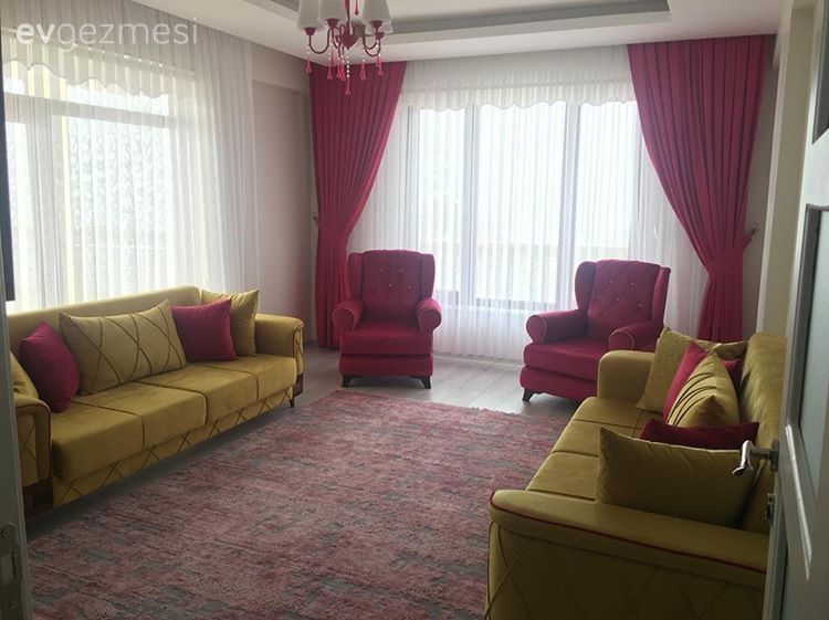 Kendi yaptırdıkları evlerinde renklerin neşesi.. Damla hanımın evi..