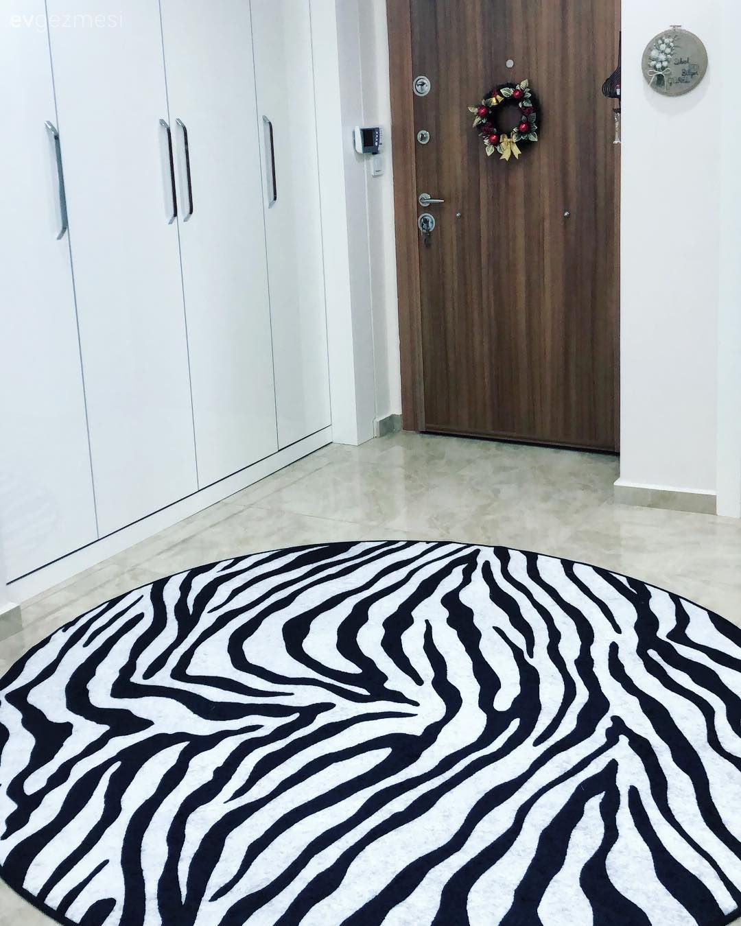 Bu Evde Sadelik Güçlü Renk ve Desenlerle Sıradışı Oluyor