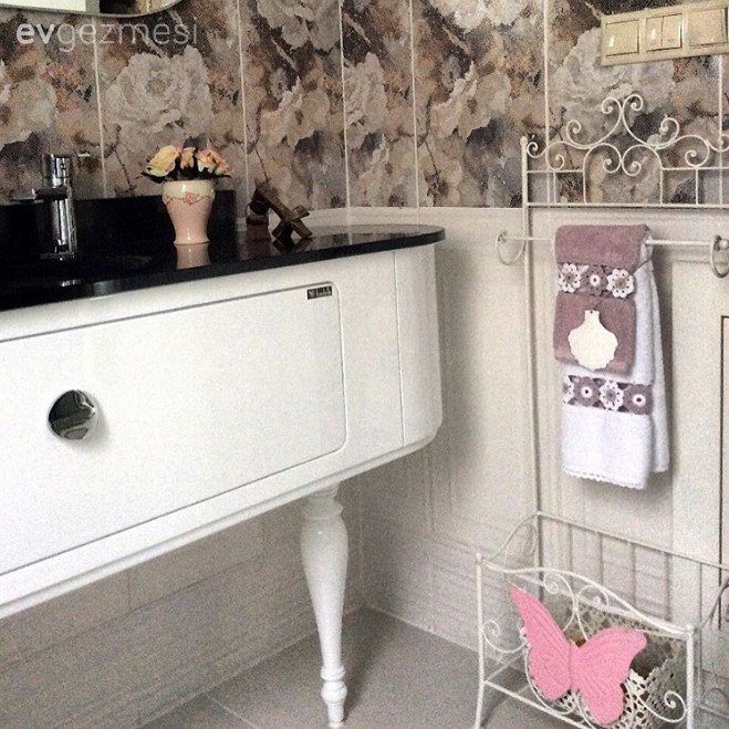 Farklı stil ve renklerin bir araya geldiği özenli ve zarif bir ev..